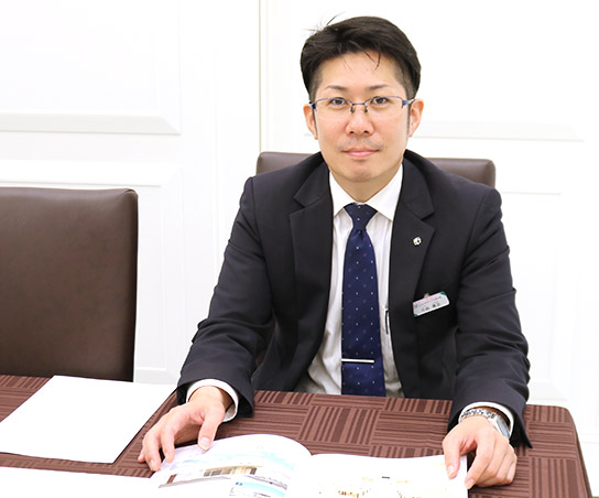 家族葬の長坂式典センターの葬儀スタッフが着席して正面を見ながら葬式パンフレットを開いているイメージ