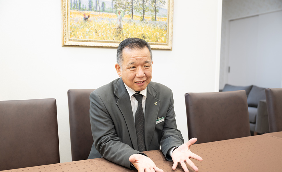 家族葬の長坂 東久留米前沢店の葬儀式場外観と祭壇