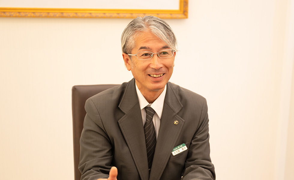 家族葬の長坂 武蔵村山店の葬儀式場外観と祭壇