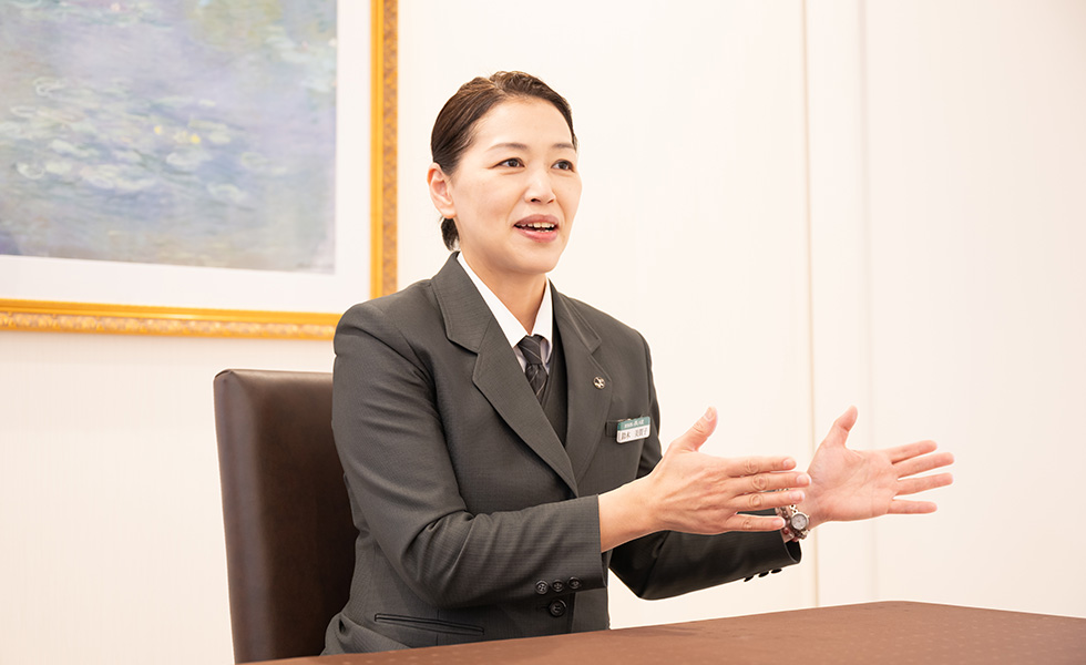 家族葬の長坂 東大和上北台店の葬儀式場外観と祭壇