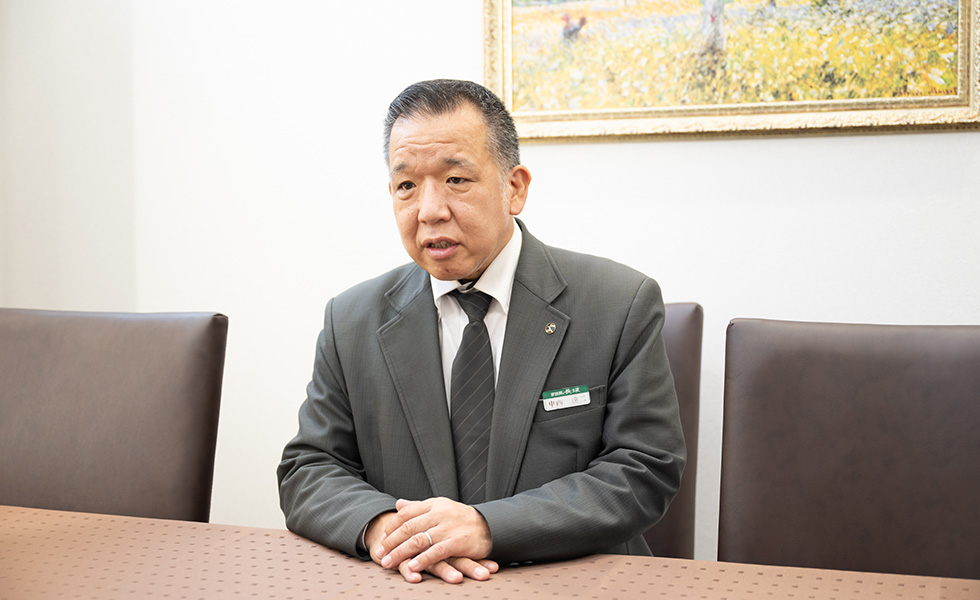 家族葬の長坂 東久留米前沢店の葬儀式場外観と祭壇