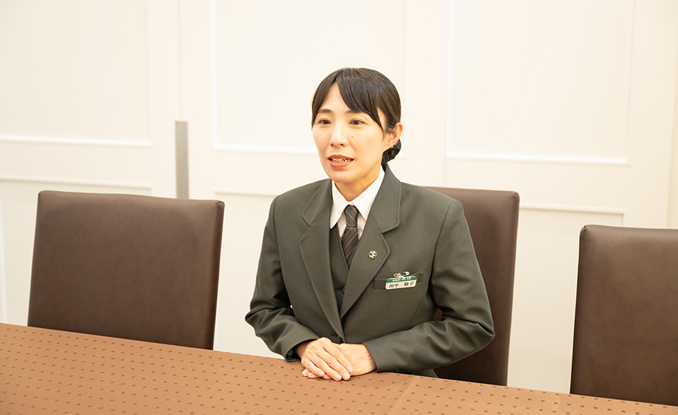 家族葬の長坂 小平仲町店の葬儀式場外観と祭壇