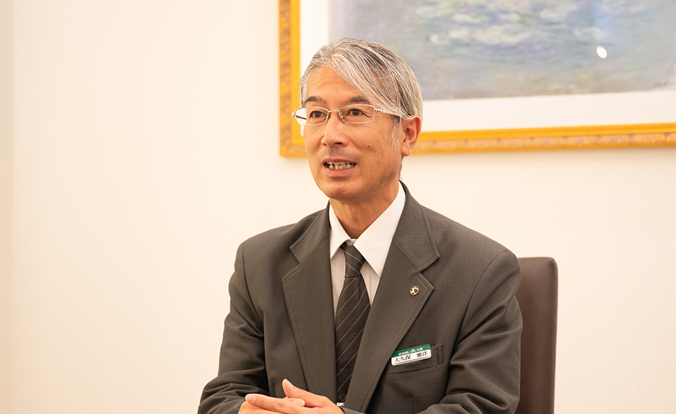 家族葬の長坂 武蔵村山店の葬儀式場外観と祭壇