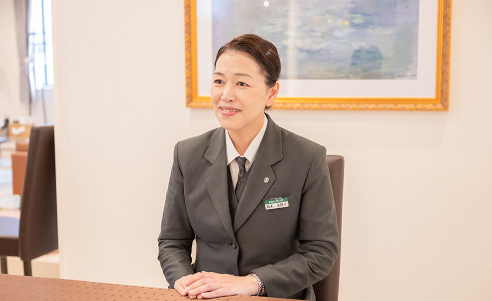 家族葬の長坂 東大和上北台店の葬儀式場外観と祭壇