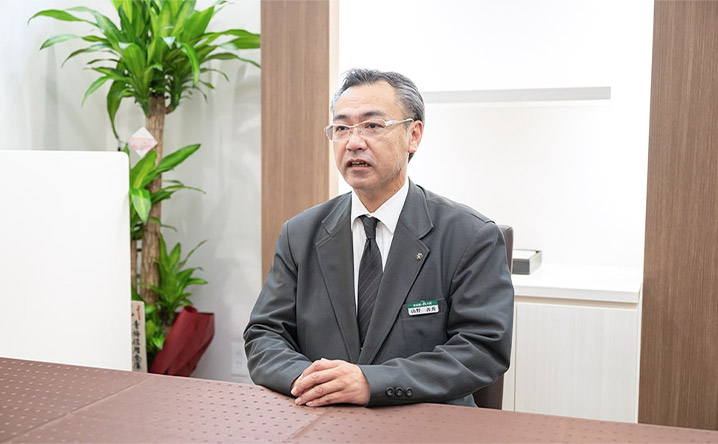 家族葬の長坂 清瀬松山店の葬儀式場外観と祭壇