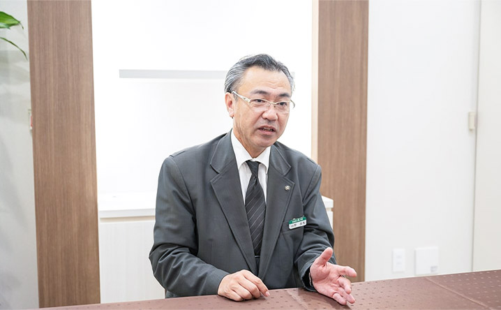 家族葬の長坂 清瀬松山店の葬儀式場外観と祭壇